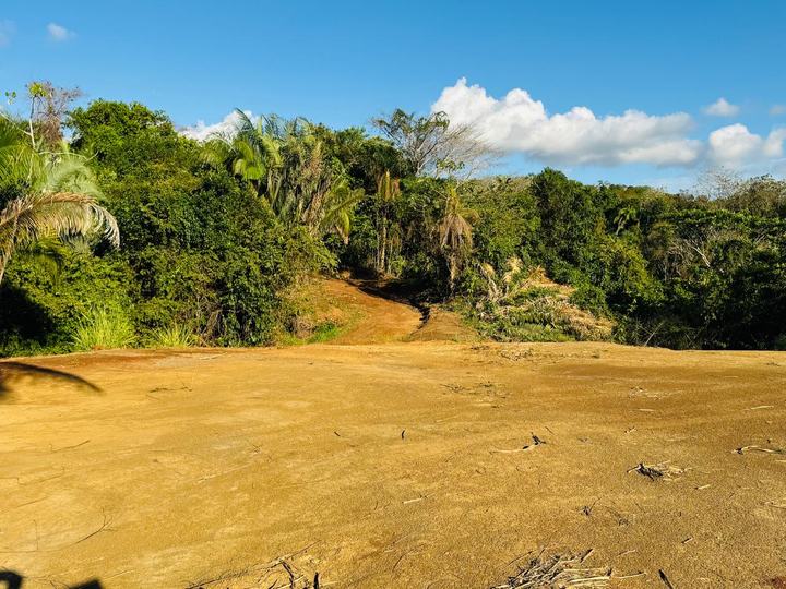 Terreno limpio y plano