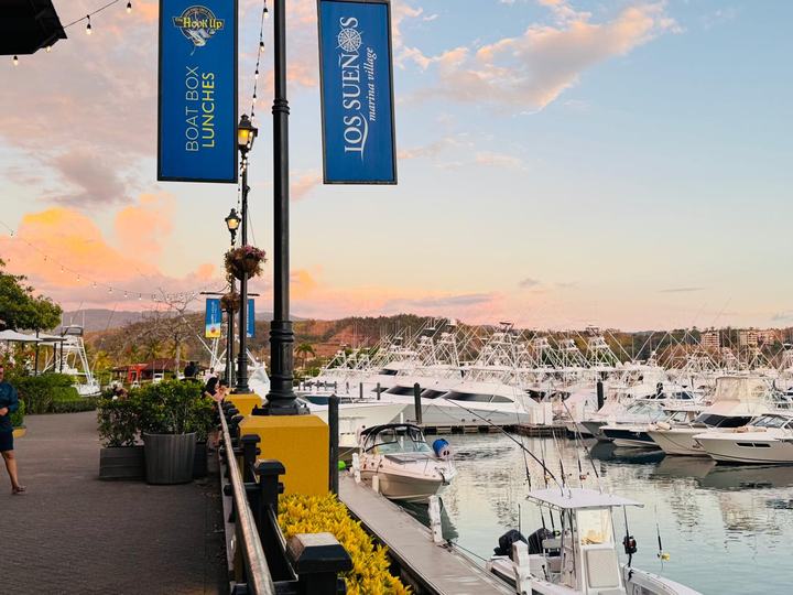 Lanchas de pesca deportiva en la marina de Los Sueños al atardecer